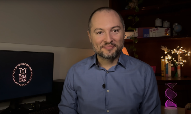 Daniel Schneider, jornalista do canal DNA Dan no YouTube.