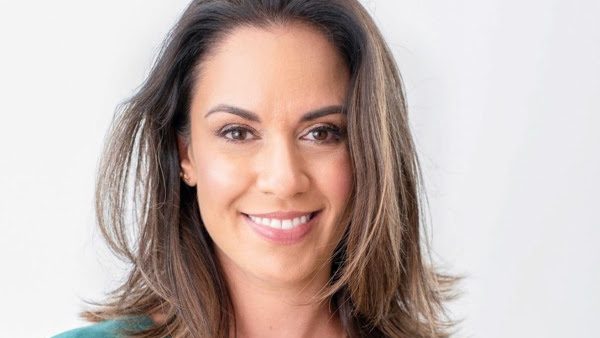 Cinthia Calsinski é enfermeira obstetra pela Febrasgo. (Foto: Divulgação).