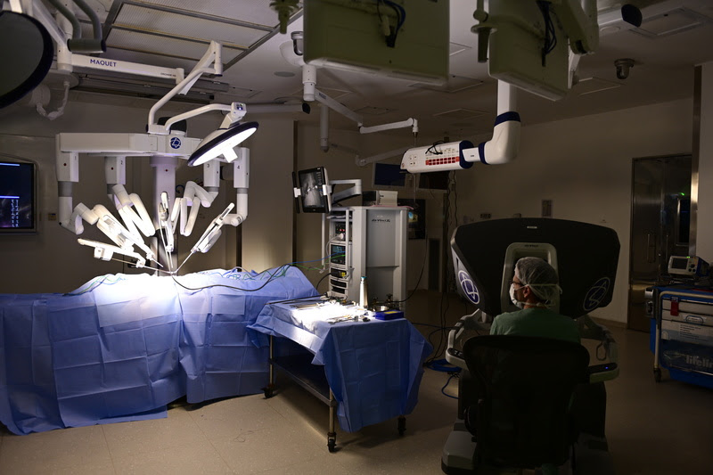 Robô cirúrgico aplica solução quimioterápica aquecida direto na cavidade pleural. (Foto: Divulgação)